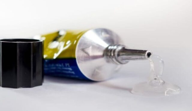 yapistirici-lekesi-nasil-cikar